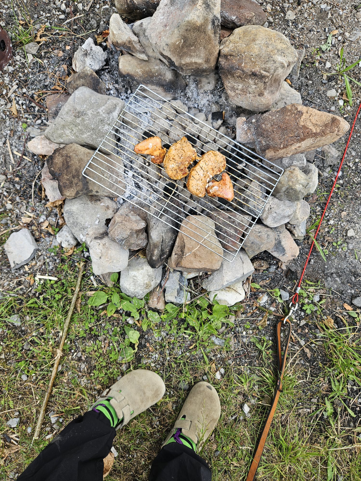 Marinierte Pouletflügeli auf dem kleinen Klappgrill am Klöntalersee
