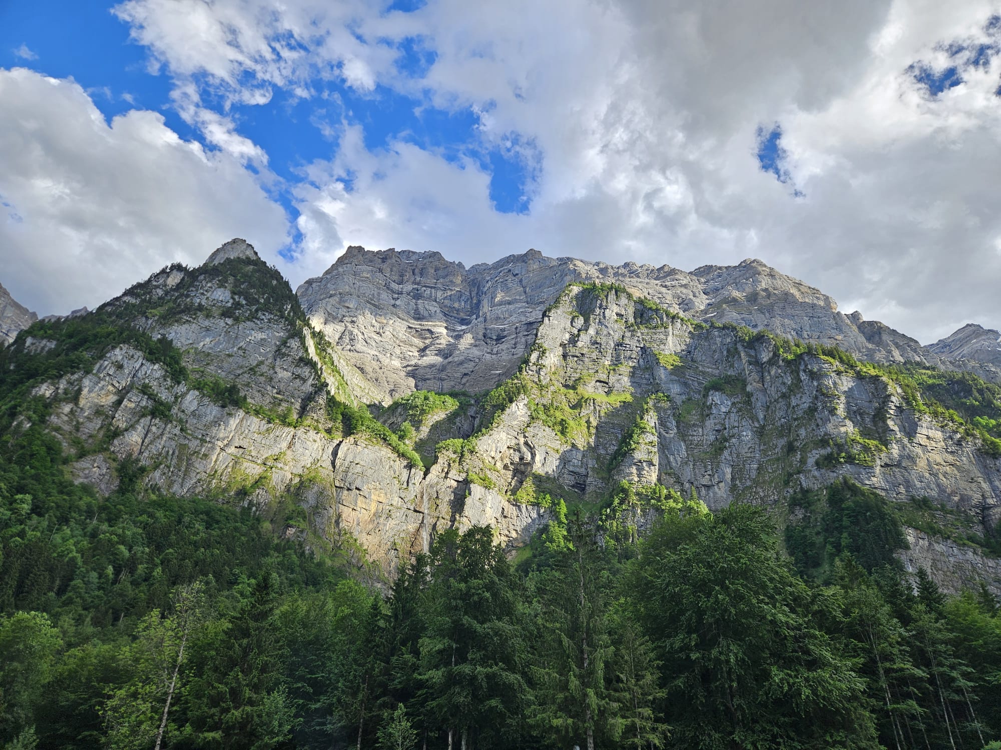 Die steile Felswand des Glärnisch fällt direkt in den Klöntalersee ab