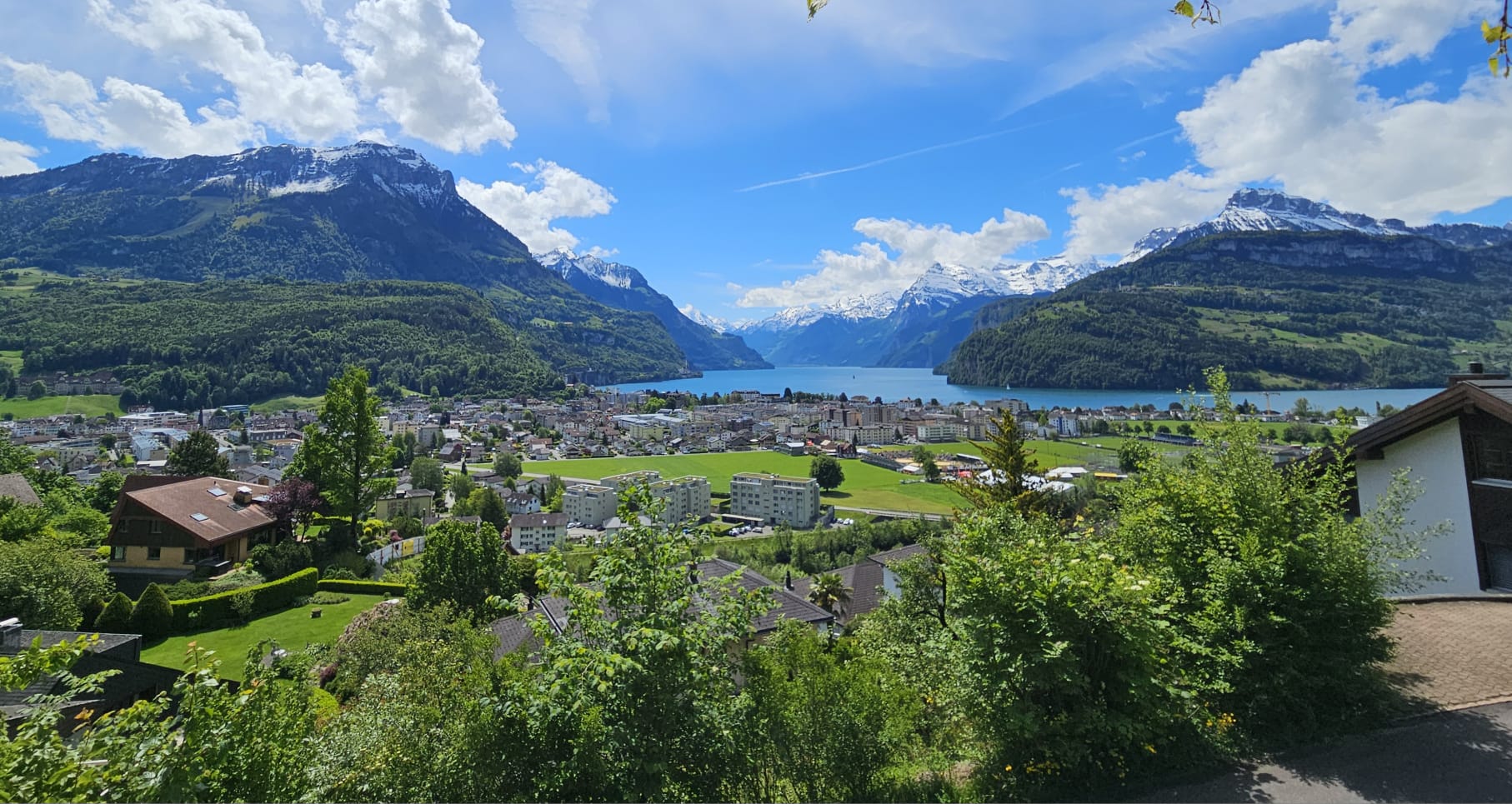Brunnen und der Vierwaldstättersee vom Wanderbeginn — weite Sicht über das Wasser auf schneebedeckte Gipfel
